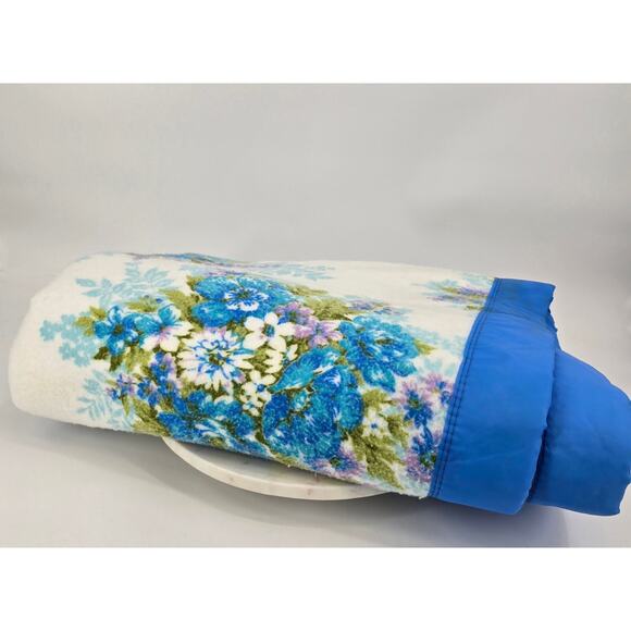 Vintage Floral Silky Trim Blanket - Picture 2 of 5